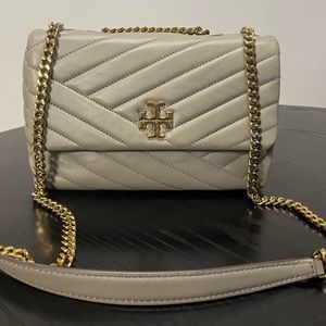 Kira Chevron Small Convertible Shoulder Bag (gray heron)